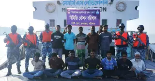 কির্তোনখোলায় কোস্ট গার্ডের অভিযান: চোরাইকৃত কয়লা ও লাইটার ভেসেলসহ ১২ জন আটক